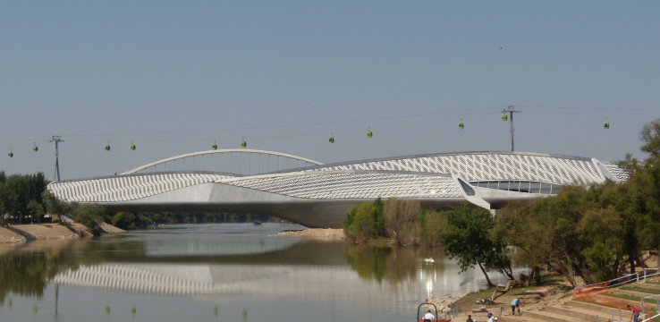 الجسر في سرقسطة الإسبانية 2008 e1460330469598 - زها حديد أيقونة الهندسة المعمارية