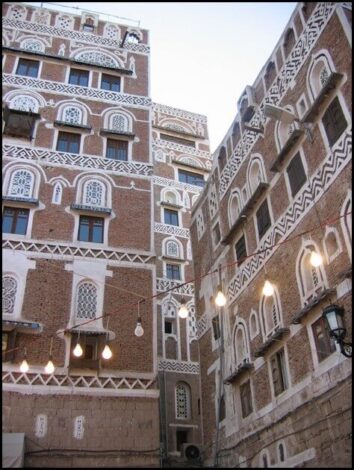 IMG 0070 thumb - صور ورسومات للزخارف والأحزمة الأصيلة في المباني التاريخية- صنعاء القديمة