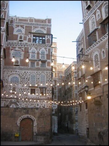 IMG 0071 thumb - صور ورسومات للزخارف والأحزمة الأصيلة في المباني التاريخية- صنعاء القديمة