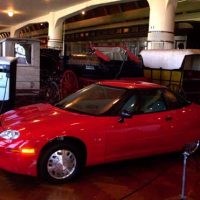 General Motors EV1 واحدة من السيارات الكهربائية، يبلغ مداها 160 كيلومتر وتعمل ببطارية NiMH عام 1999. 200x200 - السيارات الكهربائية بوجه عام