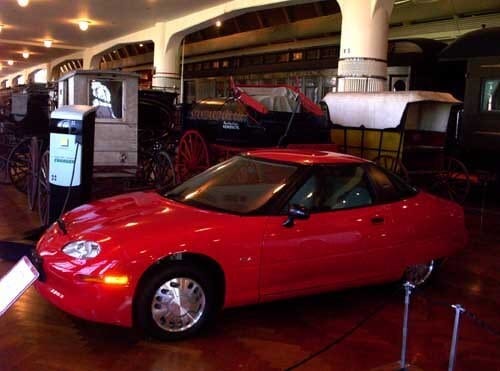 General Motors EV1 واحدة من السيارات الكهربائية، يبلغ مداها 160 كيلومتر وتعمل ببطارية NiMH عام 1999. - السيارات الكهربائية بوجه عام