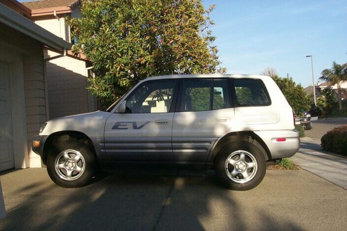 Toyota RAV4 EVتعمل ب 24 بطارية كل منها 12 فولت ،عام 2005. scaled - السيارات الكهربائية بوجه عام